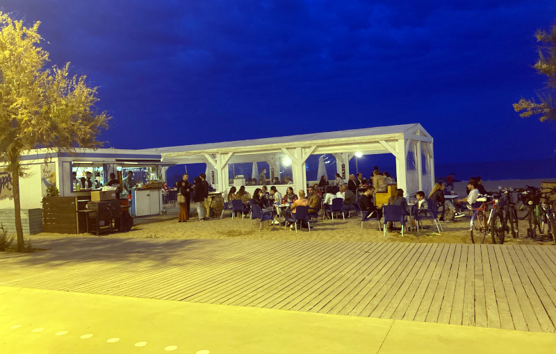 Image of a beach bar in Badalona the first night of reopening of eating establishments, on May 9, 2021 (by Guifré Jordan) 